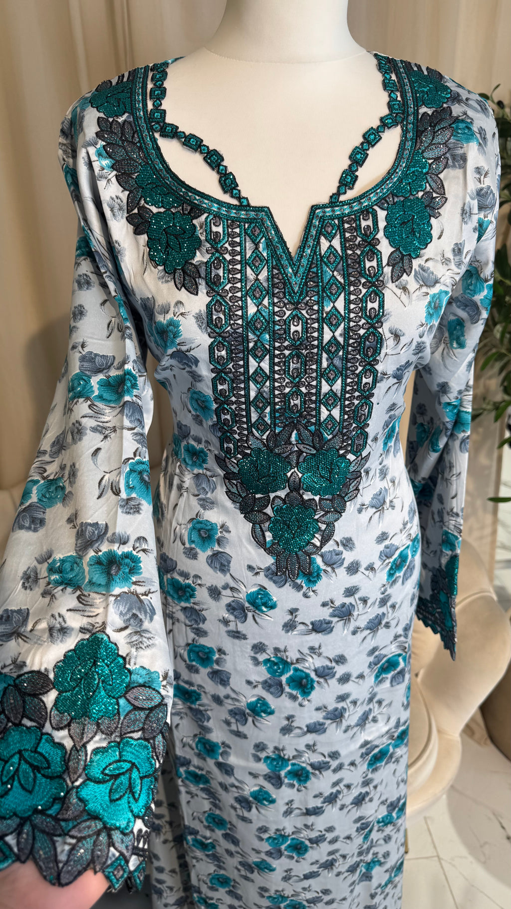Cut Out Turquoise Makhawer & Sheila
