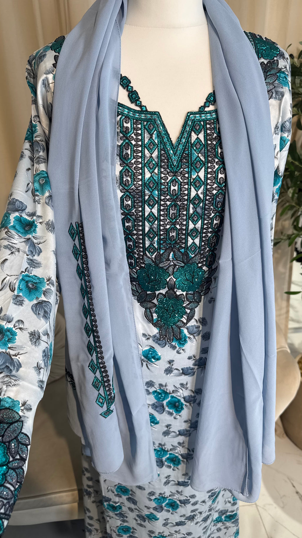 Cut Out Turquoise Makhawer & Sheila