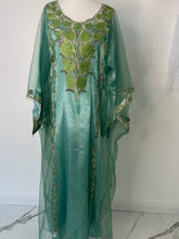 Load image into Gallery viewer, Emirati Thobe (One size)
