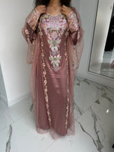 Load image into Gallery viewer, Emirati Thobe (One size)
