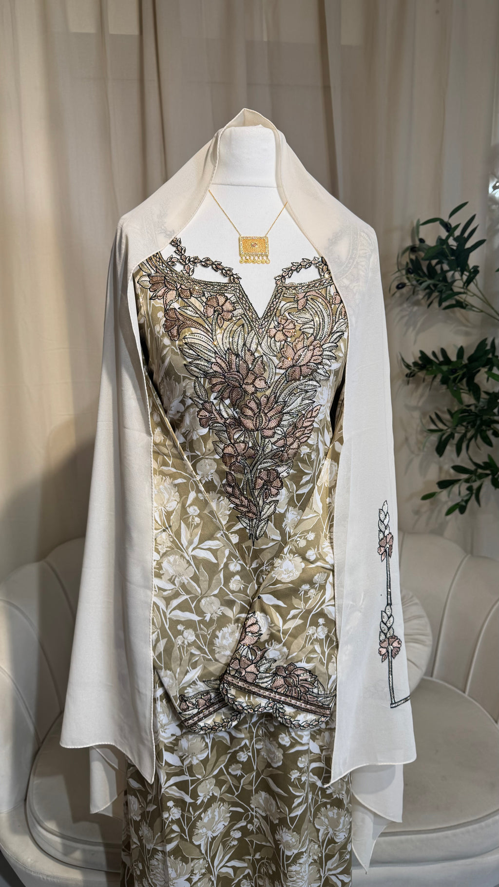 Gold Cut Out Makhawer & Sheila