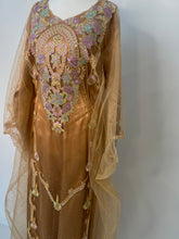 Load image into Gallery viewer, Emirati Thobe (One size)
