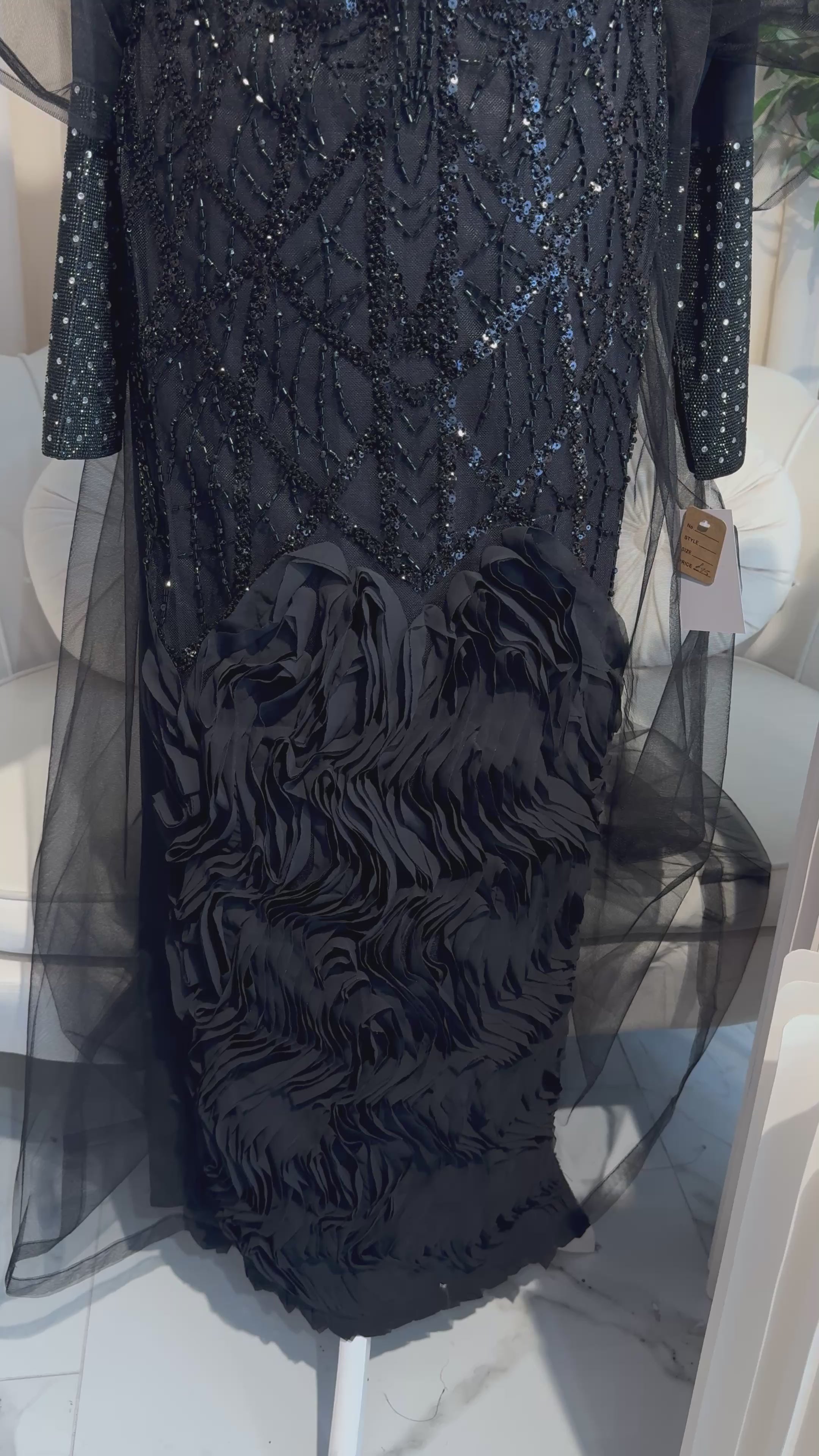 Black Emirati thobe